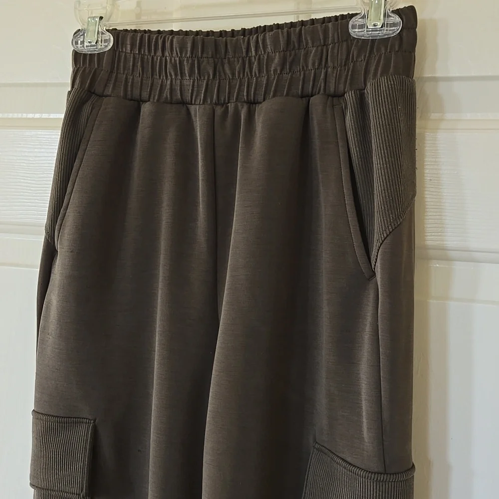 Evereve Ari Cargo Joggers - Picture 3 of 12